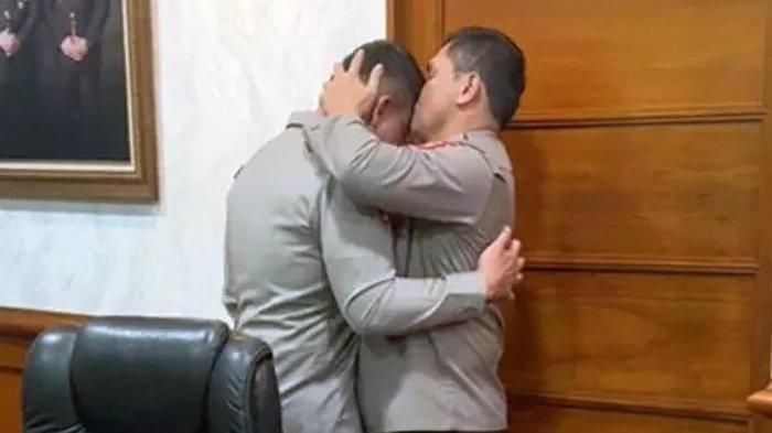 Ferdy Sambo menangis di pelukan Fadil Imran di Mabes Polri, Jakarta Selatan pada Rabu (13/7/2022).