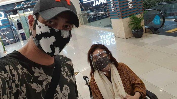 Ferry Irawan setia temani istri yang terkena stroke