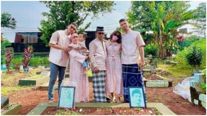 Gaya kembaran baju lebaran ala keluarga Fuji