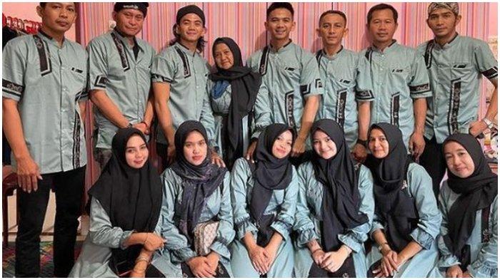 Gaya kembaran baju lebaran ala keluarga Rizki DA