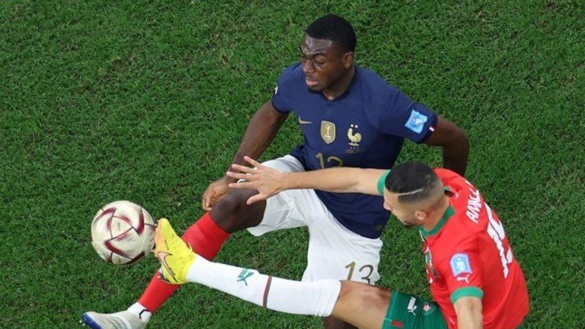 Gelandang Perancis Youssouf Fofana (kiri) berebut bola dengan gelandang Maroko Selim Amallah pada semifinal Piala Dunia 2022 Qatar antara Perancis vs Maroko di Stadion Al-Bayt di Al Khor, utara Doha pada bulan Kamis 15 Desember 2022 dini hari WIB.