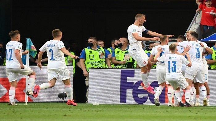 Gelandang Republik Ceko Tomas Holes (tersembunyi, kanan) merayakan dengan rekan satu timnya setelah mencetak gol pertama timnya selama pertandingan sepak bola babak 16 besar UEFA EURO 2020 antara Belanda dan Republik Ceko di Puskas Arena di Budapest pada 27 Juni 2021.