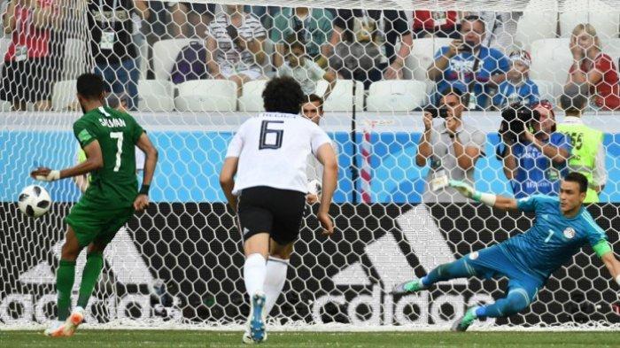 Gelandang timnas Arab Saudi, Salman Al-Faraj (kiri), saat mengeksekusi tendangan penalti ke gawang timnas Mesir dalam laga Grup A Piala Dunia 2018 di Stadion Volgograd Arena, Volgograd, Rusia, pada Senin (25/6/2018).