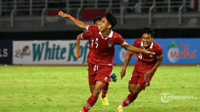 Gelandang Timnas U-20 Indonesia, Marselino Ferdinan (kiri) melakukan selebrasi bersama rekan-rekannya.