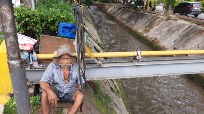 Gelandangan bernama Nur Saman (69) saat ditemui di kawasan Setiabudi, Jakarta Selatan, Kamis (7/1/2021). Ia merupakan salah satu gelandangan yang sempat ditemui Menteri Sosial Tri Rismaharini saat blusukan.