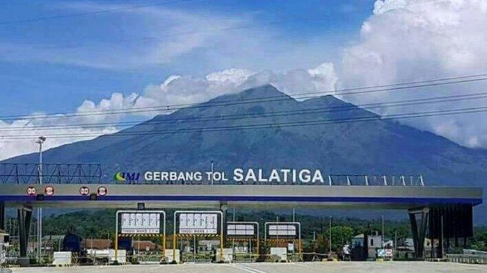 Gerbang tol Salatiga di ujung ruas tol Bawen-Salatiga dengan pemandangan Gunung Merbabu di Jawa Tengah, Senin (5/6/2017).