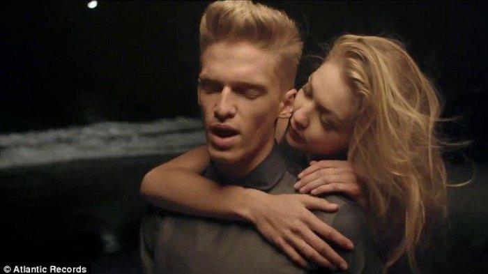 Gigi Hadid dan Cody Simpson