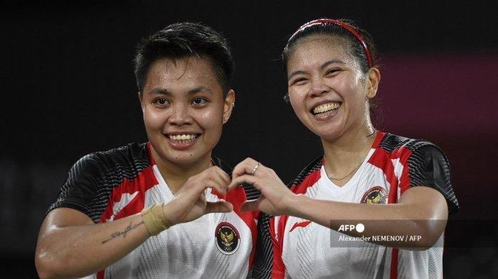 Atlet Indonesia xz (kiri) berpose dengan Greysia Polii dari Indonesia setelah memenangkan pertandingan penyisihan grup bulu tangkis ganda putri melawan Sayaka Hirota dari Jepang dan Yuki Fukushima dari Jepang selama Olimpiade Tokyo 2020 di Musashino Forest Sports Plaza di Tokyo pada 27 Juli 2021.