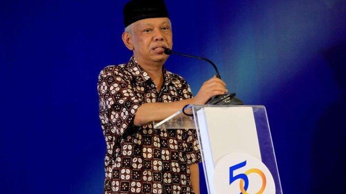 Guru Besar UIN Syarif Hidayatullah Jakarta, Azyumardi Azra memberikan siraman rohani pada perayaan syukuran dan peluncuran buku HUT Ke-50 Harian Kompas di Bentara Budaya Jakarta, Minggu (28/6/2015).