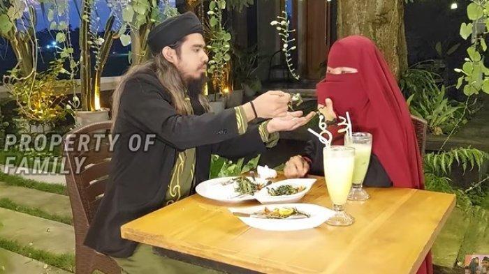 Gus Samsudin memberikan kejutan untuk Nyai Ehan