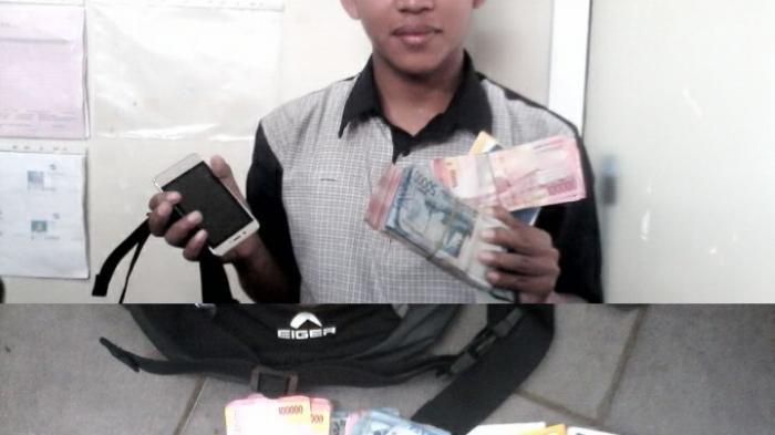 Halimah, petugas cleaning service Bandara Soekarno-Hatta, menemukan sebuah dompet berwarna cokelat