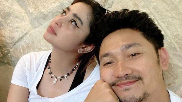 Hangatnya hubungan Dewi Perssik dan Angga Wijaya. Dewi Perssik bantah dirinya mengusir suami.
