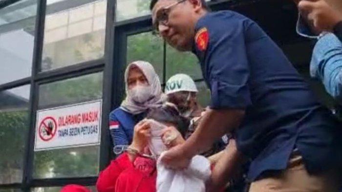 Hasnaeni Moein (H) yang dikenal sebagai wanita emas ditetapkan sebagai tersangka dalam kasus dugaan korupsi penyimpangan dan penyelewengan dalam penggunaan dana di salah satu anak perusahaan PT Waskita Karya (Persero) Tbk.