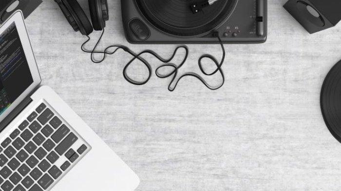 Ilustrasi mendengarkan musik lewat aplikasi pemutar musik secara offline tidak membuat khawatir saat sinyal seluler sedang tidak bagus.