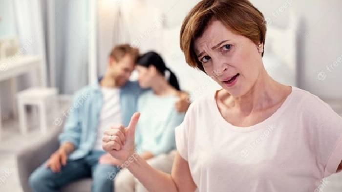 Seorang wanita diperlakukan seperti babysitter oleh mertuanya