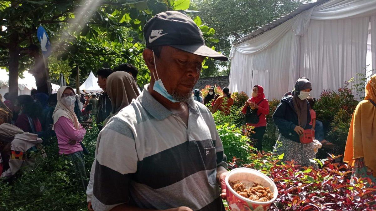 Ilustrasi warga pinggiran Solo ini akhirnya dapat semangkok makanan gratis di tasyakuran pernikahan Kaesang-Erina