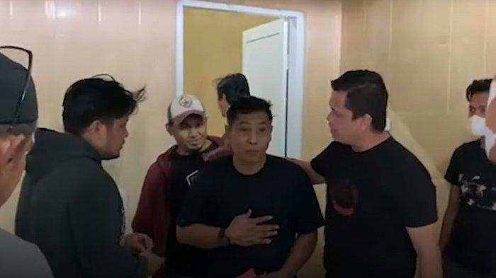Iqbal Adnan saat ditangkap polisi di kediamannya