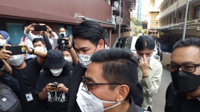 Ivan Gunawan memenuhi pemeriksaan terkait kasus dugaan investasi bodong robot trading DNA Pro di Bareskrim Polri, Jakarta Selatan, Kamis (14/4/2022).