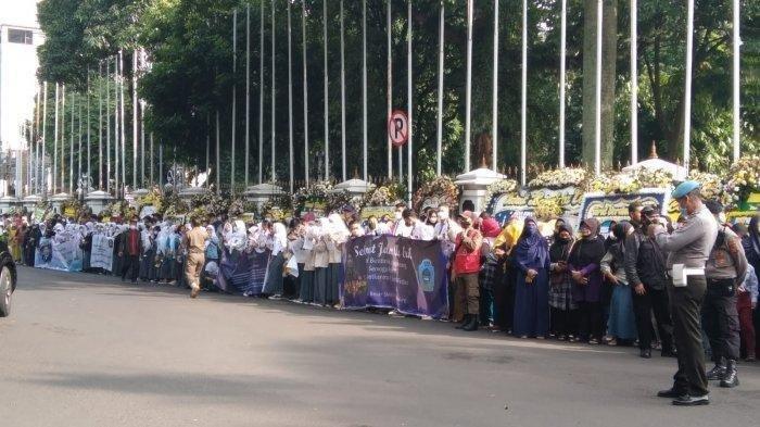 Jejeran warga saat mengiringi pemakaman Eril.