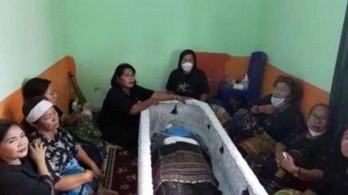 Jenazah ajudan Kepala Divisi Propam Polri, Brigadir Nopryansyah Yosua Hutabarat alias Brigadir J, di rumah duka di Kabupaten Muaro Jambi, Jambi. Brigadir J tewas ditembak rekannya, Barada E, Jumat (8/7/2022).