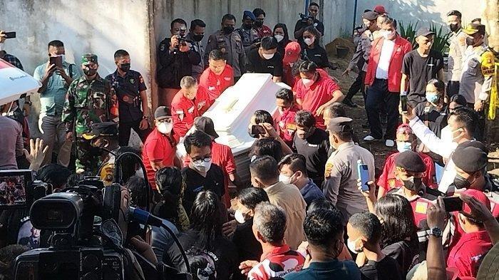Jenazah Brigadir Nofriansyah Yosua Hutabarat diangkat dari makam, lalu dibawa ke RSUD Sungai Bahar, Jambi untuk diautopsi ulang, Rabu (27/7/2022).