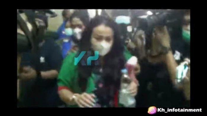Jennifer Jill sudah pakai baju tahanan.
