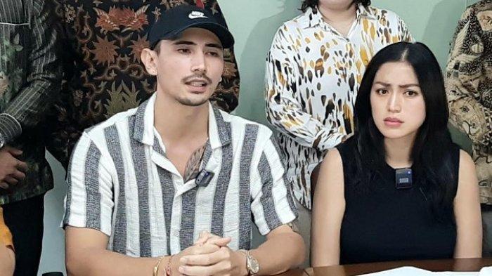 Jessica Iskandar didampingi Vincent Verhaag dalam jumpa persnya di kantor pengacara Elza Syarief, kawasan Latuharhary, Menteng, Jakarta Pusat, Kamis (14/7/2022).