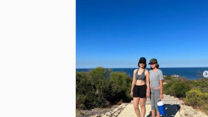 Jill Carissa bersama sang anak pergi ke pantai