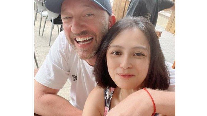 Jill Carissa mesra dengan suami