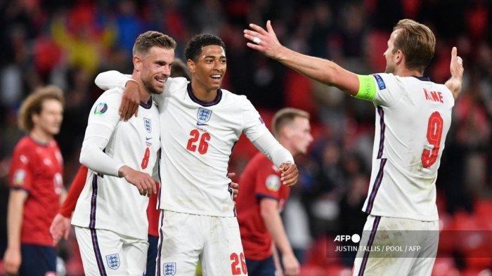 Gelandang Inggris Jordan Henderson (kiri) melakukan selebrasi dengan rekan satu timnya sebelum gol tersebut dinyatakan offside dalam pertandingan sepak bola Grup D UEFA EURO 2020 antara Republik Ceko dan Inggris di Stadion Wembley di London pada 22 Juni 2021.