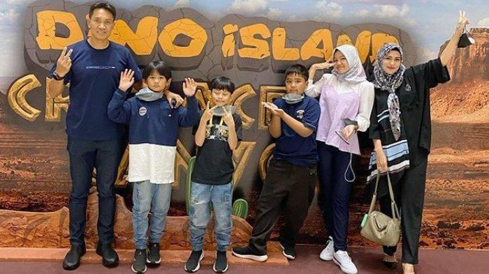 Juliana Moechtar, mantan istri Herman Seventeen bersama suami baru