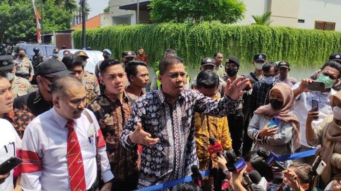 Kamaruddin Simanjuntak dan Jhonson Panjaitan, kuasa hukum Brigadir J luapkan kekecewaan tidak diperbolehkan melihat rekonstruksi secara langsung di rumah dinas Ferdy Sambo di Duren Tiga, Kalibata, Jakarta Selatan, Selasa (30/8/2022)