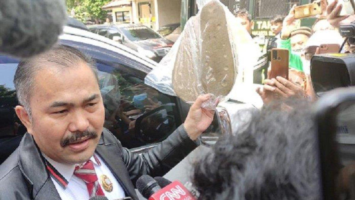 Kuasa hukum keluarga Brigadir Nofriansyah Yoshua Hutabarat alias Brigadir J, Kamaruddin Simanjuntak saat ditemui awak media di Pengadilan Negeri (PN) Jakarta Selatan jelang sidang lanjutan atas terdakwa Ferdy Sambo dan Putri Candrawathi, Selasa (1/11/2022). Ia membawa bukti sandal yang diduga digunakan Brigadir J sebelum dieksekusi Ferdy Sambo.