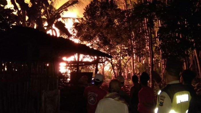 Kebakaran hebat hanguskan kandang berisi 8000 ayam di Lingkungan Sumberjo, Kelurahan/Kecamatan Talun, lagi terlelap tidur, Senin (01/08/2022) dini hari.