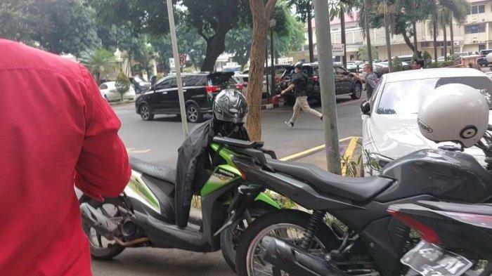Kedatangan mobil yang ditumpangi Putri Candrawathi ke Mabes Polri sempat mengecoh wartawan
