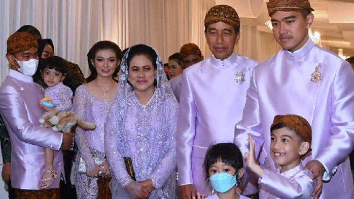 Keluarga Jokowi setelah midodareni pada Jumat malam (10/12/2022).
