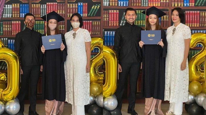 Kelulusan putri Anjasmara dan Dian Nitami