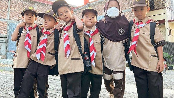 Kembar AIUEO saat pakai seragam pramuka