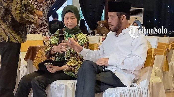 Ketua Mahkamah Konstitusi (MK) Anwar Usman dan adik kandung Presiden Joko Widodo (Jokowi), Idayati menghadiri langsung acara gladi resik di Gedung Graha Saba Buana Solo, Rabu (25/5/2022) sore.