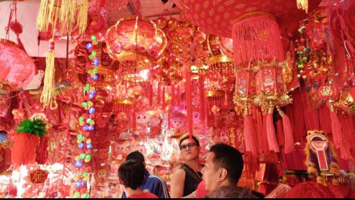 Kios Penjual Aksesori Imlek di Pasar Petak 9.