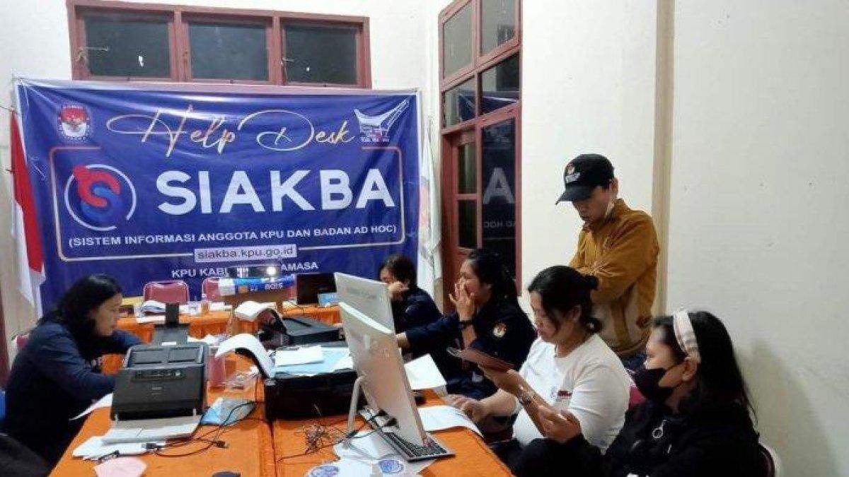 Ilustrasi - Komisioner KPU Mamasa, Divisi SDM, Limbonglele (baju kaos putih) bersama operator siakba.