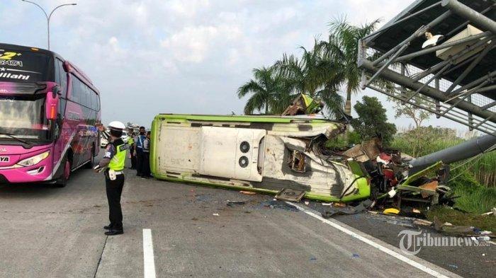 Kondisi Bus Ardiansyah bernopol S-7322-UW yang menabrak tiang papan pemberitahuan bahu jalan, di Tol Surabaya-Mojokerto, KM 712.400/A, Senin (16/5/2022). Atas kejadian tersebut menewaskan 13 orang penumpang.