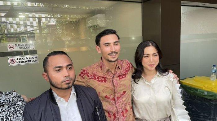 Kuasa Hukum, Rolland (kiri), Vincent Verhaag (tengah) dan Jessica Iskandar (kanan) saat menyambangi Divisi Propam (Divpropam) Mabes Polri, Jakarta Selatan, Senin (12/9/2022).