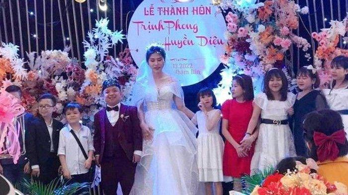 Li Thie nikahi Trinh yang tinggi badannya seperti bocah 7 tahun