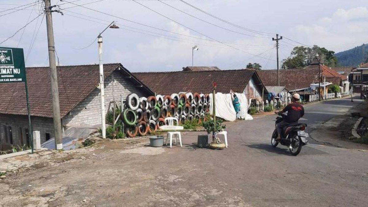 Lokasi kecelakaan sepeda motor nyangkut di atap rumah di Dusun Puntingan, Desa Madyogondo, Kecamatan Ngablak, Kabupaten Magelang, Jawa Tengah, Selasa (17/1/2023). Kecelakaan terjadi pada Minggu (15/1/2023) sekitar pukul 14.00 WIB.