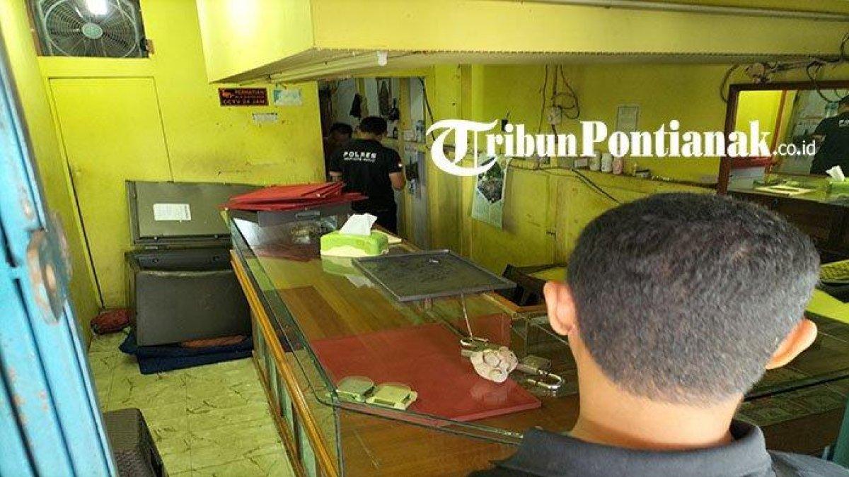 Terlihat isi toko Emas Elisa di Jalan Diponegoro Putussibau Kabupaten Kapuas Hulu, sudah kosong dimana emasnya di bawa oleh maling, Minggu 6 November 2022.