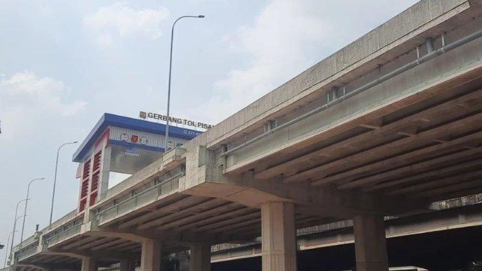 Lokasi video viral petugas tol beli takjil dengan cara memancing di Gerbang Tol Pisangan, Kecamatan Jatinegara, Jakarta Timur, Kamis (14/4/2022).