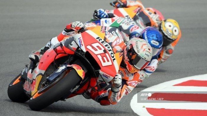 Pembalap Honda Spanyol Marc Marquez, pebalap Honda-LCR Spanyol Alex Marquez dan pebalap Honda Spanyol Pol Espargaro melakukan sesi latihan bebas pertama Moto Grand Prix de Catalunya di Circuit de Catalunya pada 4 Juni 2021 di Montmelo di pinggiran Barcelona, Jam Tayang MotoGP Styria 2021 Live Trans 7, Honda Mengalami Situasi Sulit Marc Marquez dalam Tekanan.