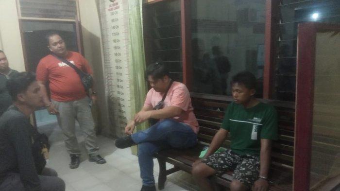 Marwan Syahputra (berkaus hijau) diamankan di Polsek Padang
