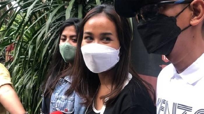 Mayang dan Doddy Sudrajat saat pemeriksaan terkait produk skincare.